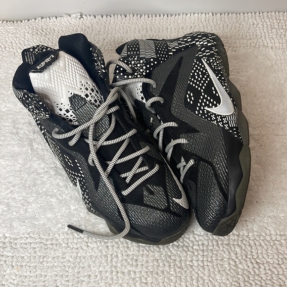 Nike. Lebron James. Black and White - Picture 4 of 4